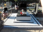 Kostka brukowa i granitowa wokół pomników, opaski nagrobków, cmentarz